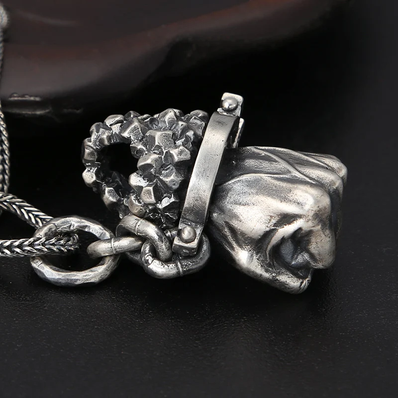 Pingente Masculino Dominante Punho de Hércules, para homens de personalidade forte, que exala poder e confiança. Acessório ideal. — foto 3