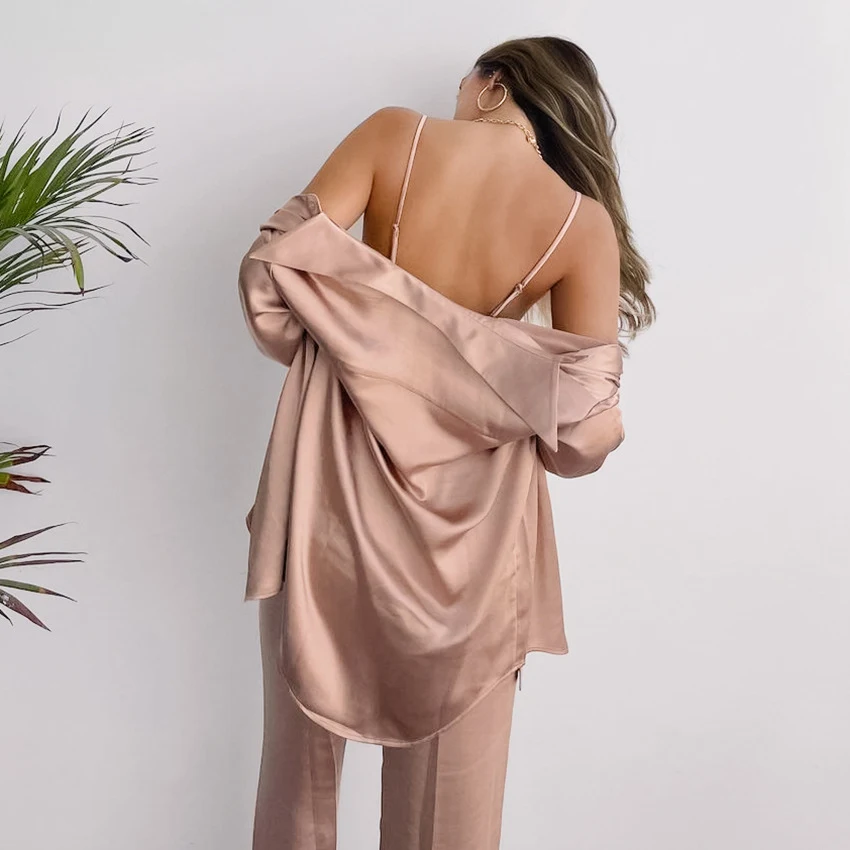 Driedelige pyjamaset in Europese en Amerikaanse stijl, satijnen shirt met bandjes, broek en ondergoed, ideaal als homewear. — foto 2
