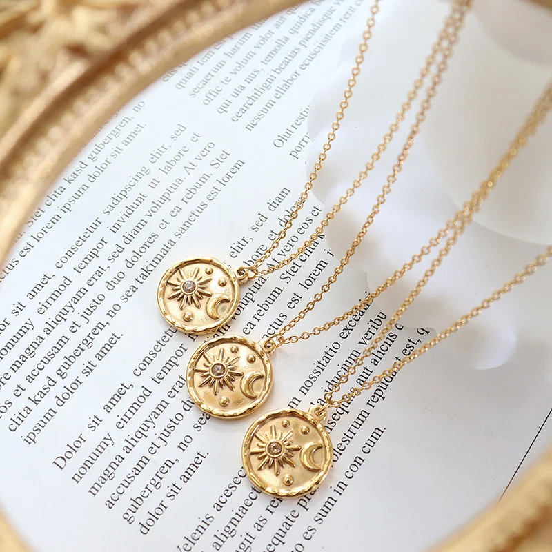 Colar com pingente redondo de design lunar. Elegância e beleza em um acessório perfeito para mulheres. Ideal para uso diário e presente especial. — foto 10