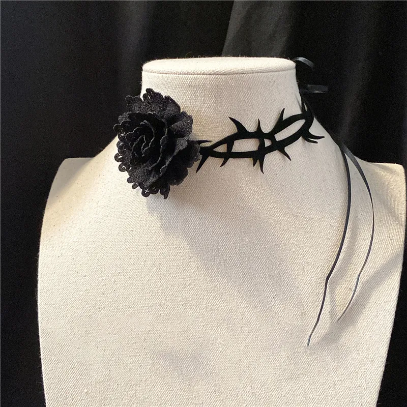 Colar feminino de design criativo, estilo dark e personalidade marcante. Perfeito para a garota que ama moda e se destaca. — foto 2