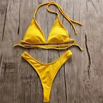 Brezilyalı kadın yüzme bikini takımları, küçük kup, yüksek kesim. Plajda veya havuzda yüzmek ve vücudunuzu sergilemek için mükemmeldir. — Fotoğraf 1