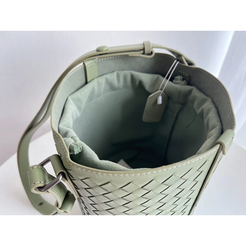 Bolsa Bucket Feminina Casual Versátil em Couro de Ovelha Tecido à Mão. Conforto e elegância para o seu dia a dia, um acessório essencial. — foto 1
