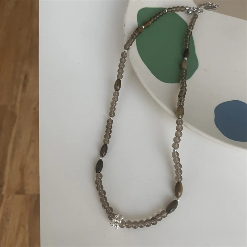 Colar artesanal chinês retrô marrom com contas de pedra e madeira, design de nicho. Um acessório elegante e exclusivo para complementar seu estilo. — foto 32