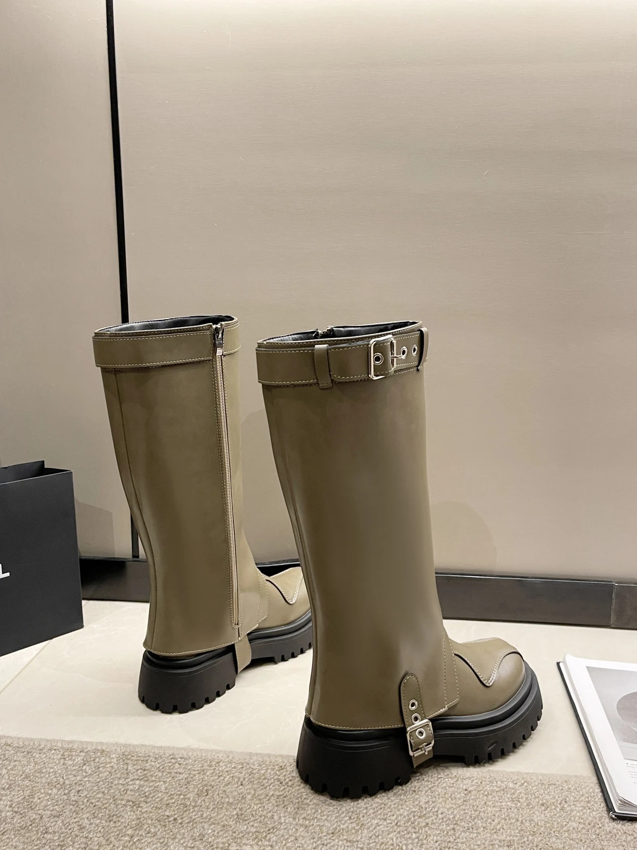 Bota de cano alto com fivela de cinto bidirecional e sola grossa. Conforto e estilo para o seu dia a dia, com design moderno. — foto 5
