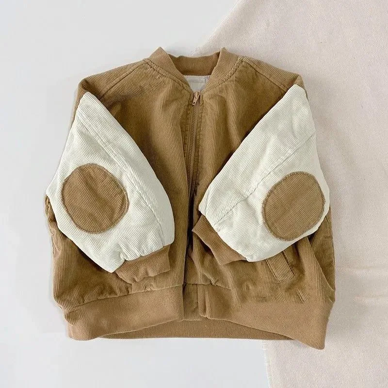 Giacca in velluto a coste autunnale da uomo e donna. Uniforme baseball, un capo trendy e versatile per un look casual. — foto 3