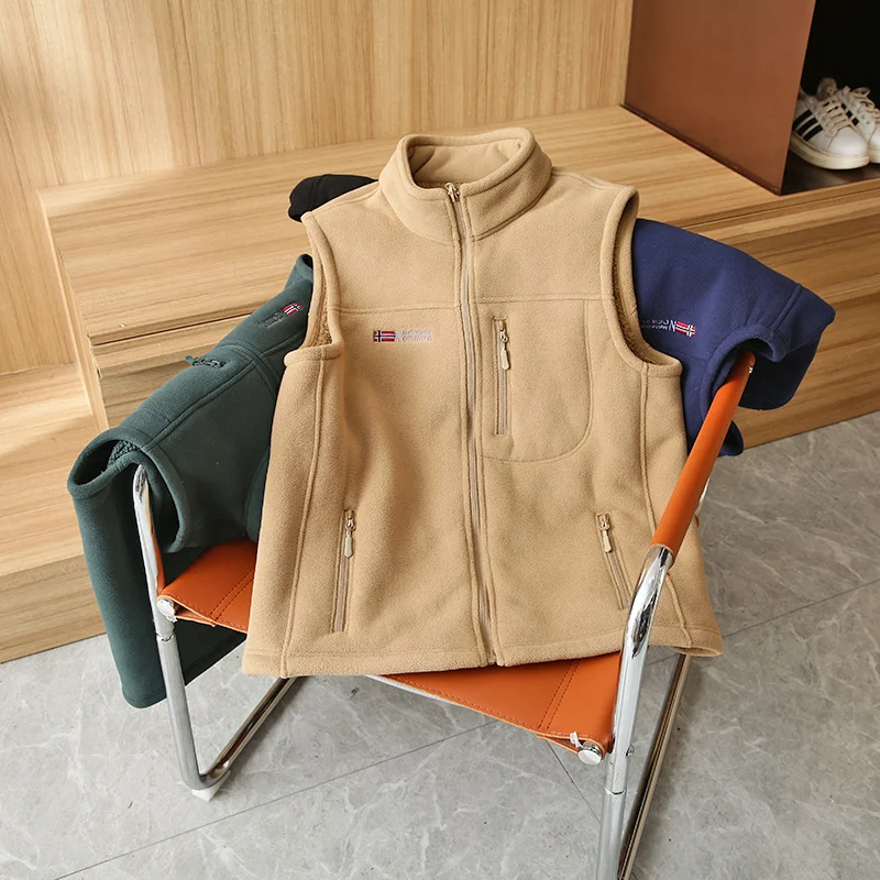 Gilet Uomo Spesso e Caldo Collo Alto Pile Polar Indumento Versatile e Caldo Ideale per l'Inverno, Comodo e Funzionale. — foto 16