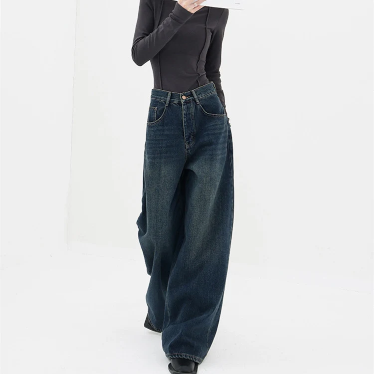 Amerikaanse retro donkere dames straight jeans. Klassieke rechte pasvorm, comfortabel en stijlvol voor een tijdloze look en feel. — foto 2