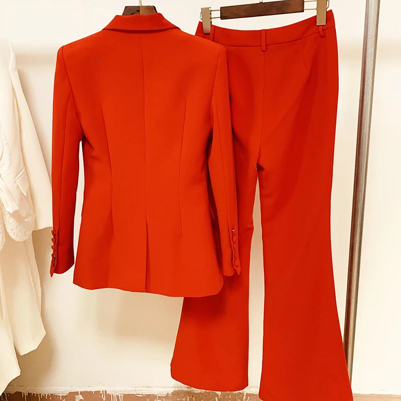Terno feminino com um botão, tecido com cobertura, comprimento médio, calça boca de sino, para um visual elegante e moderno. — foto 11