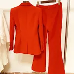 Terno feminino com um botão, tecido com cobertura, comprimento médio, calça boca de sino, para um visual elegante e moderno. — foto 11