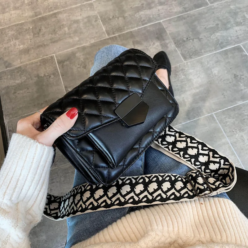 Bolsa feminina transversal simples com detalhe de diamante. Elegância e praticidade para o dia a dia. Perfeita para carregar seus essenciais com estilo. — foto 11