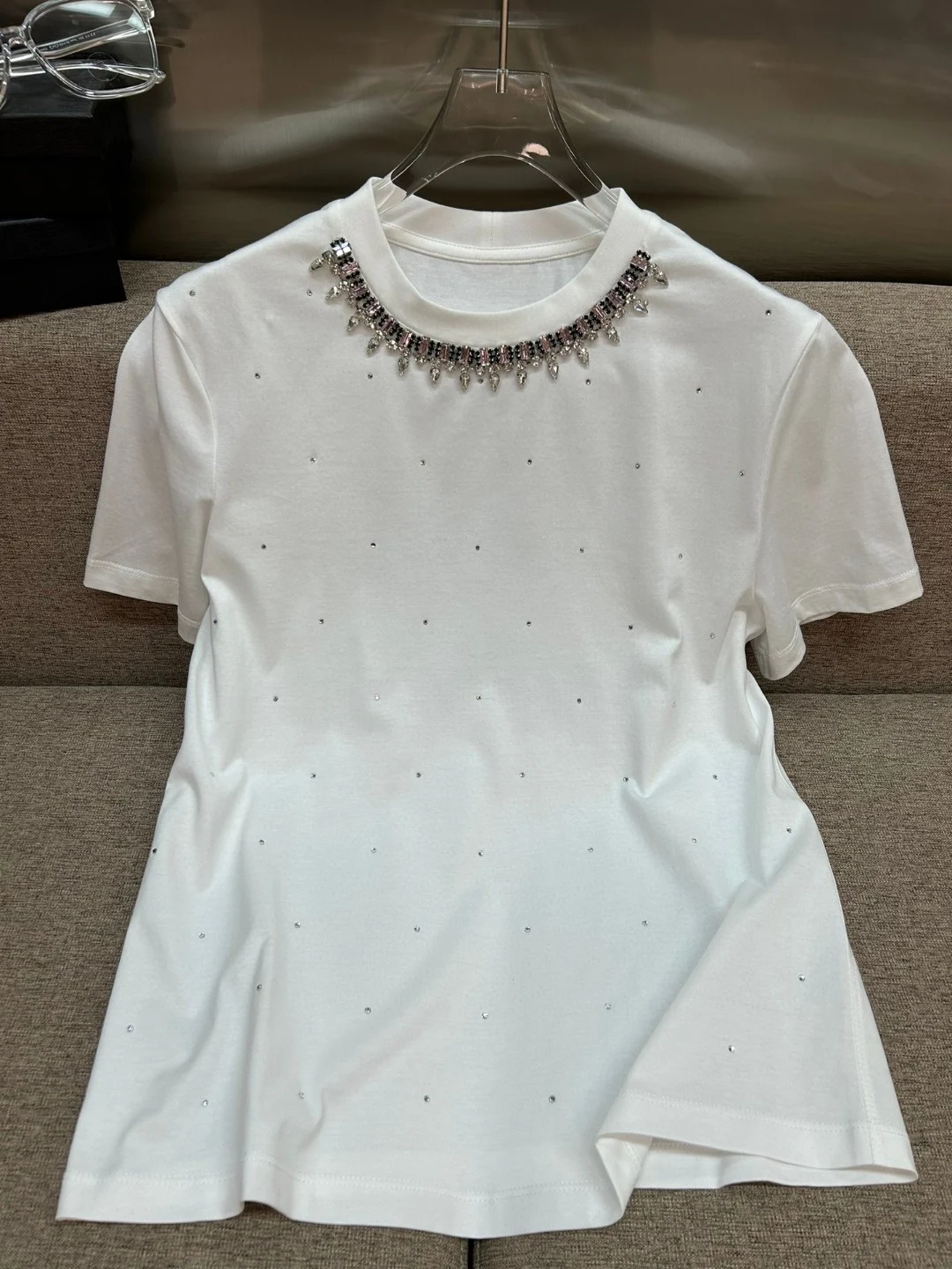 Eenvoudige ronde hals T-shirt met volledig diamant design van strass steentjes, korte mouwen, voor een schitterende look. — foto 6