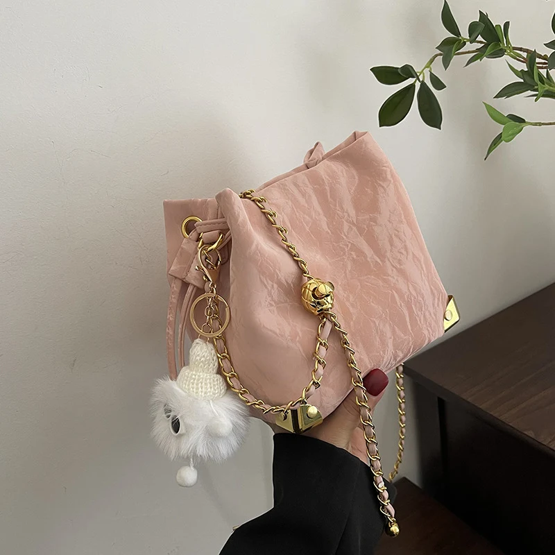 Bolsa feminina com pingente crossbody versátil para uso diário e passeios. Uma bolsa prática e elegante, perfeita para mulheres modernas. — foto 5