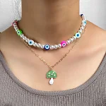 Colar com pingente de cogumelo de argila polimérica colorida e olho de demônio. Acessório estiloso, artesanal, para um visual marcante. — foto 7