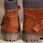 Botas de tornozelo de lã com bico redondo, cadarço frontal e zíper lateral. Conforto, estilo e aquecimento para seus pés no inverno. — foto 3