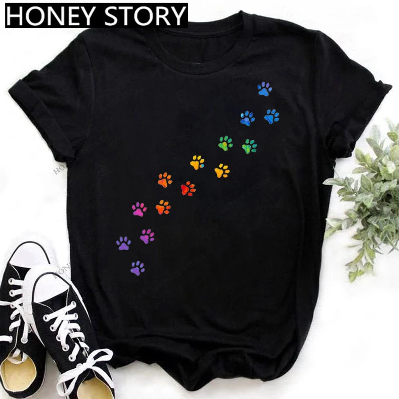 Title 7, Camiseta preta com estampa de pata de gato e ca...