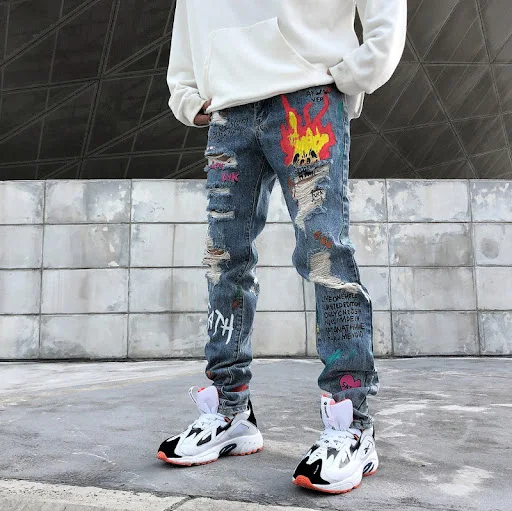 Title 5, Jeans rasgados com estampa de grafite para um v...