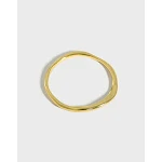 Anel feminino de prata 925 estilo nicho Ins com textura plissada e irregular, um anel elegante e moderno para mulheres. — foto 2