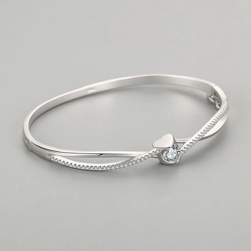 Pulseira de prata com coração cruzado e camada dupla, um acessório de moda feminino elegante e charmoso para complementar seu visual com estilo. — foto 2