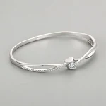 Pulseira de prata com coração cruzado e camada dupla, um acessório de moda feminino elegante e charmoso para complementar seu visual com estilo. — foto 2