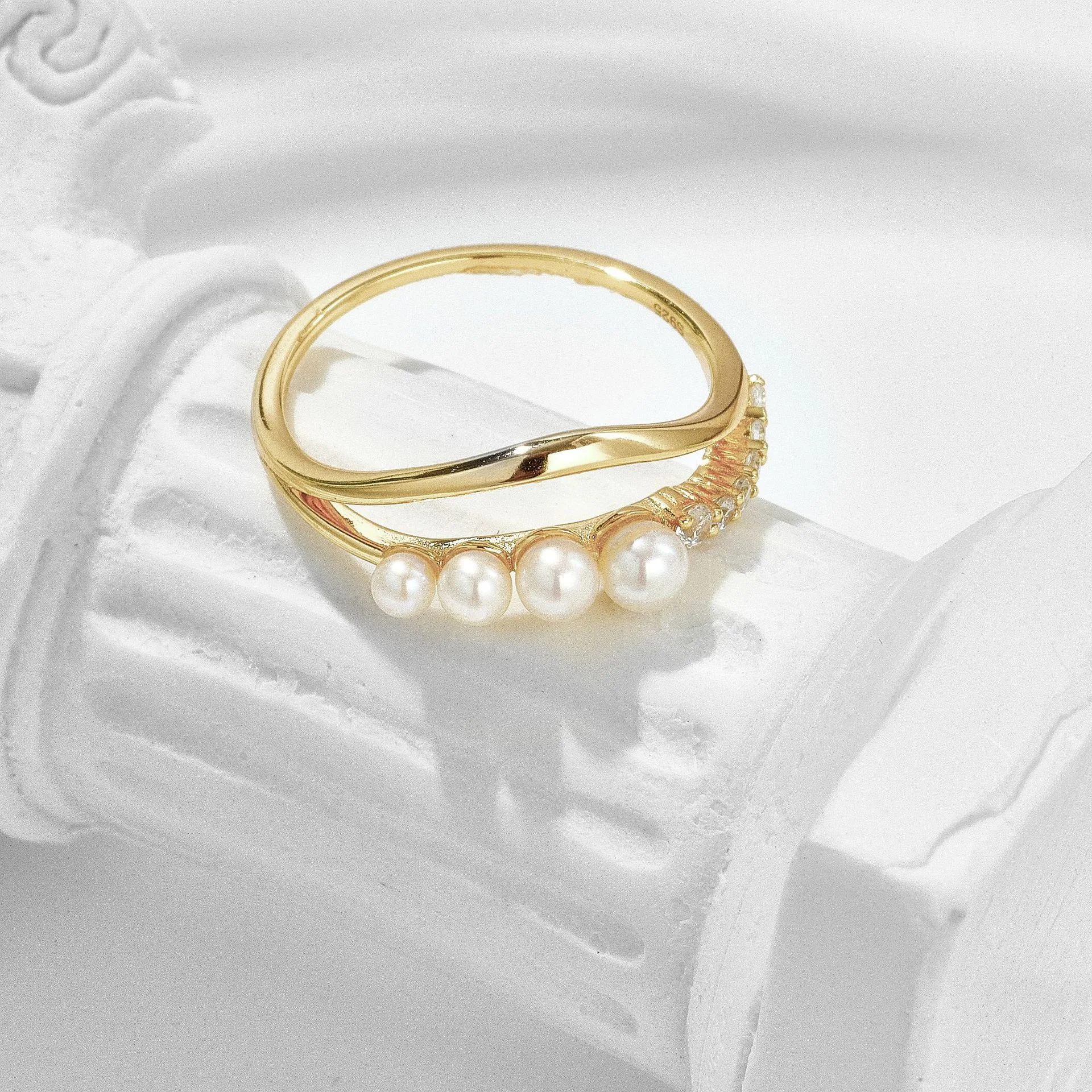 Anel Duplo de Pérolas Naturais de Água Doce. Sofisticação e Charme em uma Joia. Perfeito para Uso Diário e Ocasiões Especiais. — foto 5