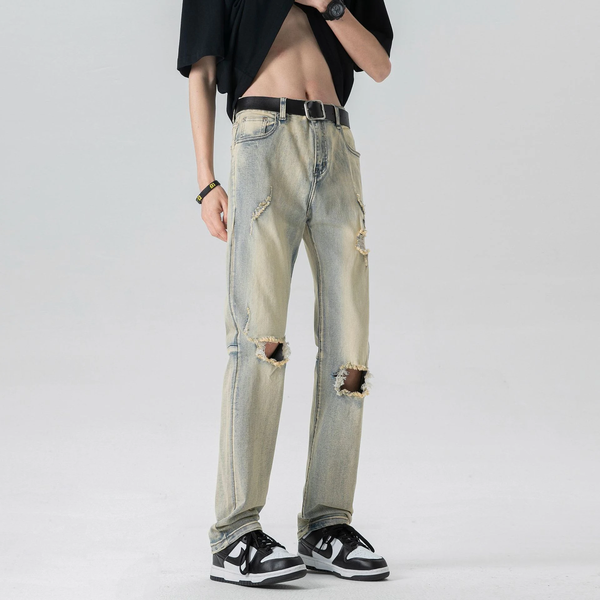 Heren gele jeans met mud wash effect, knie scheuren en distressed details. Een comfortabele en stijlvolle look voor dagelijks gebruik. — foto 2