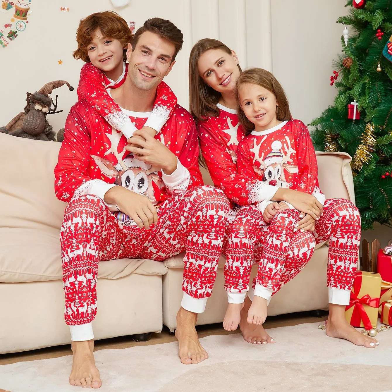 Pijama de Natal família com estampa de rena de desenho animado, perfeito para pais e filhos, conforto e alegria nas festas — foto 1