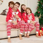 Pijama de Natal família com estampa de rena de desenho animado, perfeito para pais e filhos, conforto e alegria nas festas — foto 1