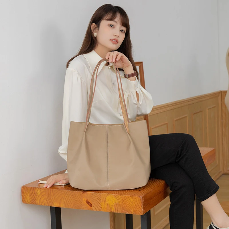 Bolsa tote de nylon artística, leve e à prova d'água com tecido Oxford, perfeita para transportar seus itens com estilo e segurança. — foto 15