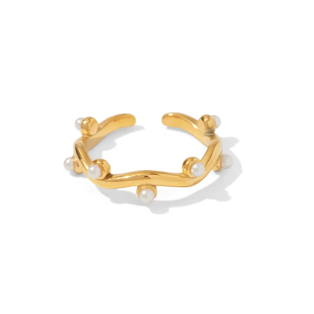 Anel feminino em aço titânio com banho ouro 18K, pérola branca irregular e design aberto. Elegância e versatilidade para combinar com tudo. — foto 4