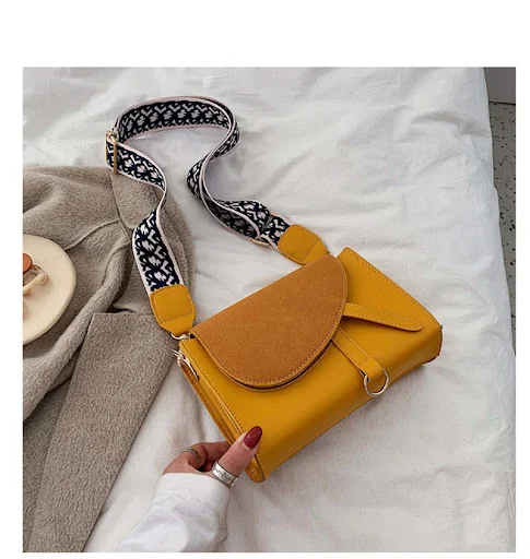 Title 3, Bolsa Crossbody de Banda Larga Versátil com Des...