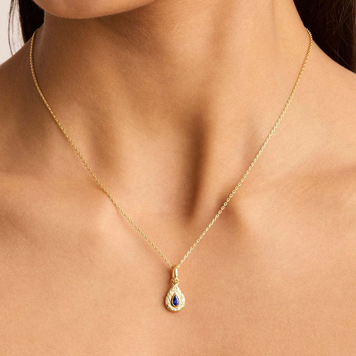 Colar com pingente irregular de moeda redonda, um acessório elegante e versátil. Ideal para realçar seu estilo em qualquer ocasião. — foto 17