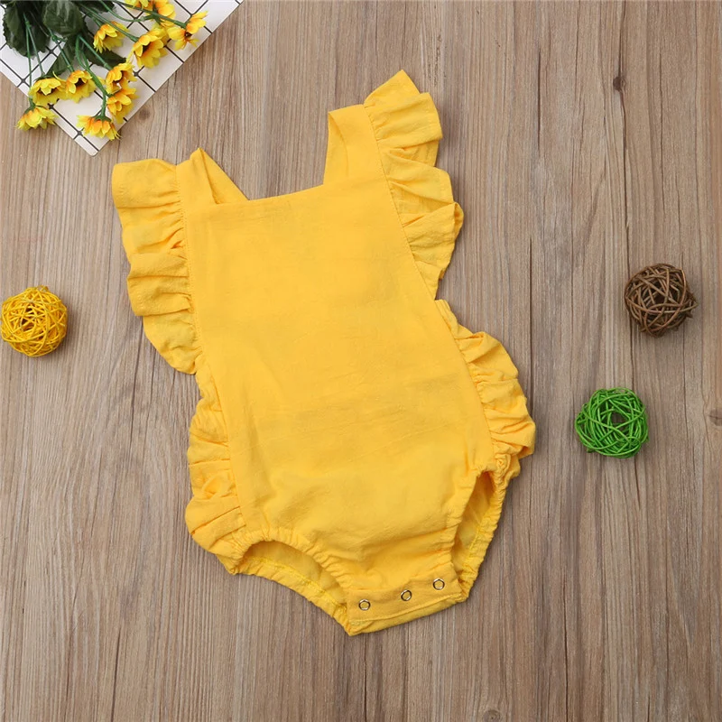 Macacão de bebê liso sem mangas com babados e costas abertas. Perfeito para o verão. Conforto e charme para sua pequena. — foto 4