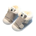 Dicke warme Wanderschuhe Warme Füße bei jedem Schritt. Bequeme und robuste Schuhe für Spaziergänge und Wanderungen in der Kälte. — foto 2