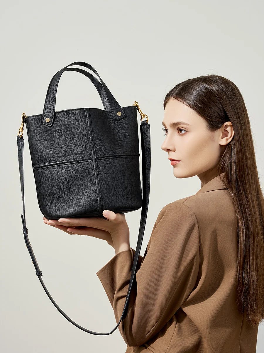 Bolsa transversal elegante feminina com design de um ombro. Leve seus pertences essenciais com estilo e praticidade. Ideal para diversas ocasiões. — foto 5