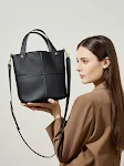 Bolsa transversal elegante feminina com design de um ombro. Leve seus pertences essenciais com estilo e praticidade. Ideal para diversas ocasiões. — foto 5