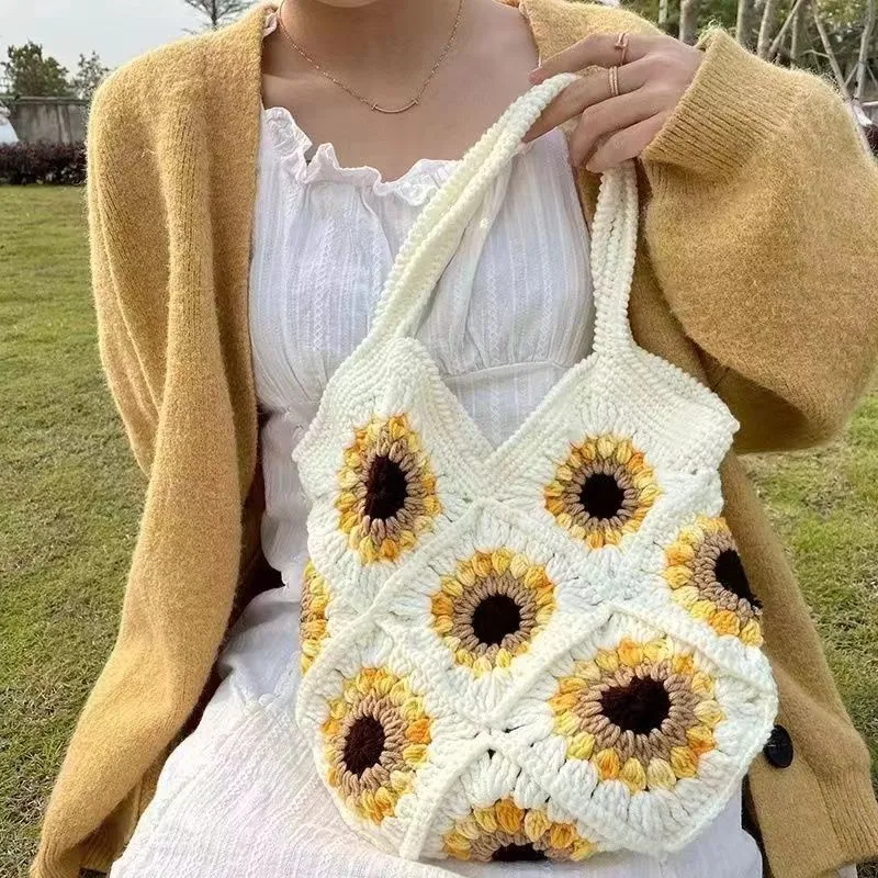 Title 4, Bolso de mano tejido a crochet con diseño de gi...