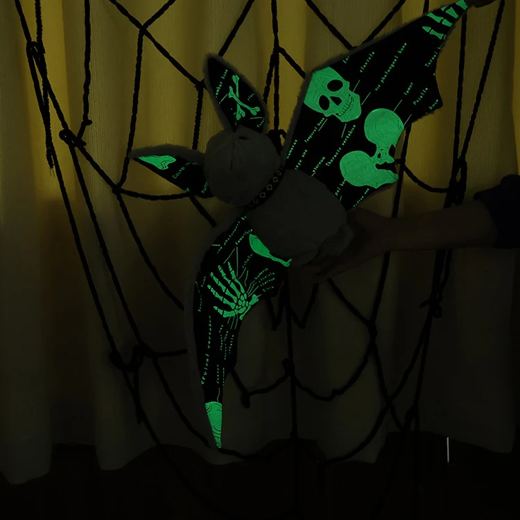 Pelúcia de Morcego Luminoso Terror. Brinquedo perfeito para crianças e colecionadores. Macio, brilha no escuro e ideal para abraçar. — foto 8