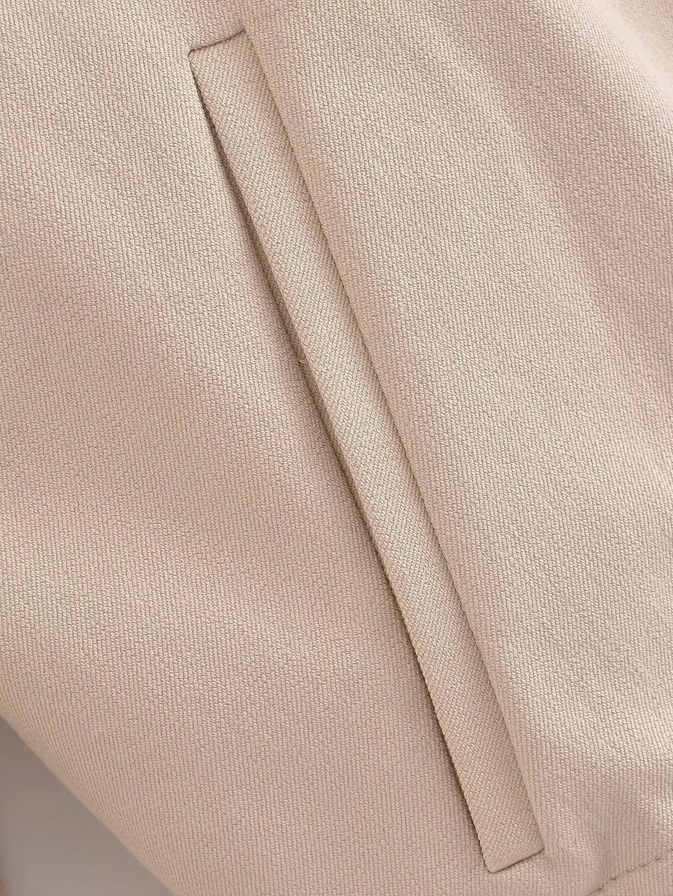 Jaqueta Bomber Curta Feminina com Barra Elástica, Conforto e Estilo Moderno, Ideal para Looks Casuais e Sofisticados. — foto 5