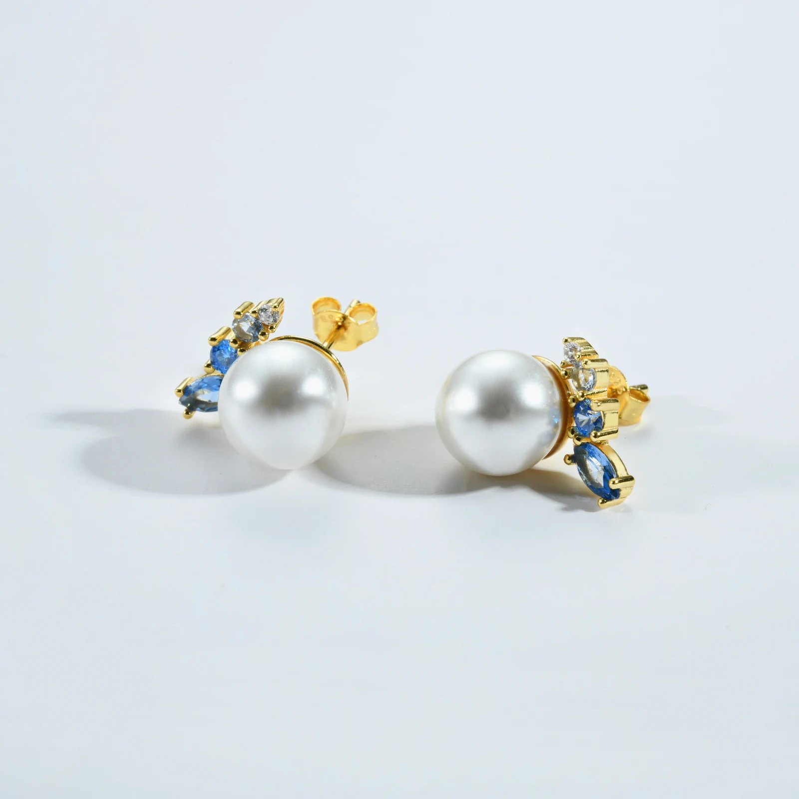 Brincos de Stud Femininos Pérola Zircônia em formato de pêra, um acessório elegante e delicado para realçar sua beleza. — foto 9