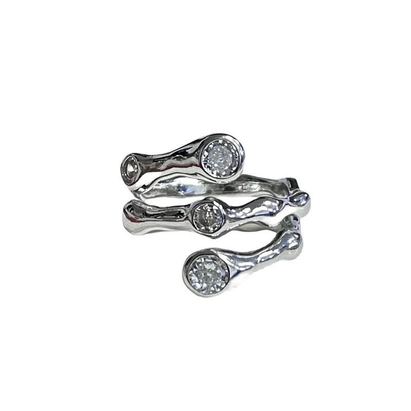 Anel feminino simples e versátil, que combina com tudo. Adicione um toque de elegância ao seu visual diário. O acessório perfeito para qualquer ocasião. — foto 2