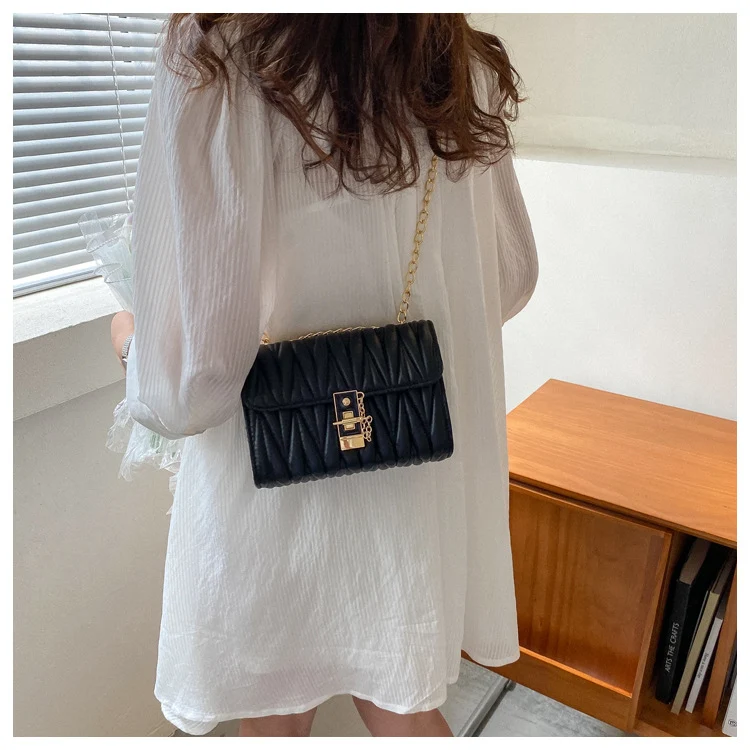Bolsa mensageiro de ombro quadrada pequena plissada, cor sólida, corrente simples, design versátil e atemporal, perfeita para qualquer look. — foto 8
