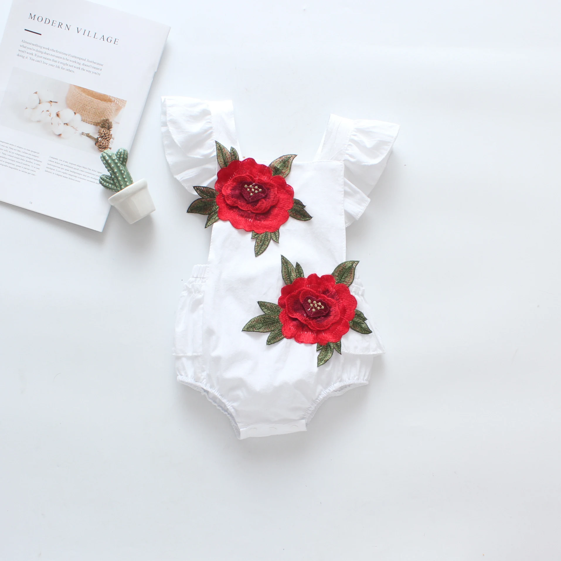 Macacão floral infantil de verão. Confortável, leve e ideal para brincar e se divertir sob o sol. Perfeito para o verão. — foto 3