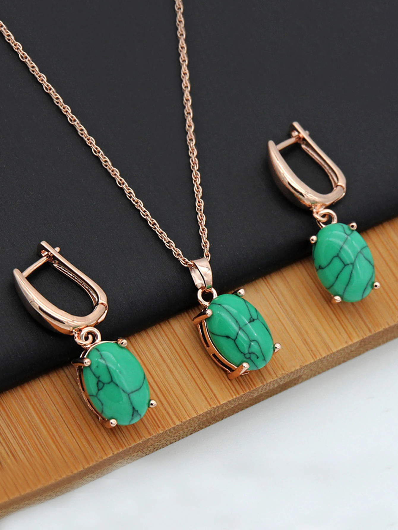 Colar Curto Personalizado Cor Sólida de Duplo Uso. Um acessório versátil para looks modernos e elegantes, adaptável a diversos estilos. — foto 24