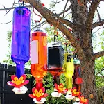 Decoração para jardim, comedouro de pássaros e garrafa de vinho. Ornamento paisagístico para quintal ao ar livre. — foto 3