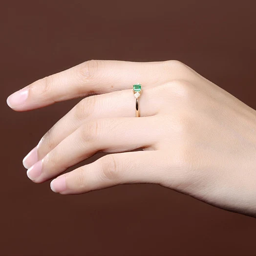 Anel de Esmeralda Quadrado de Simulação 18K Ouro. Sofisticação e Elegância para Mulheres. Ideal para Presentear ou Celebrar Ocasiões Especiais. — foto 6