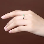 Anel de Esmeralda Quadrado de Simulação 18K Ouro. Sofisticação e Elegância para Mulheres. Ideal para Presentear ou Celebrar Ocasiões Especiais. — foto 6