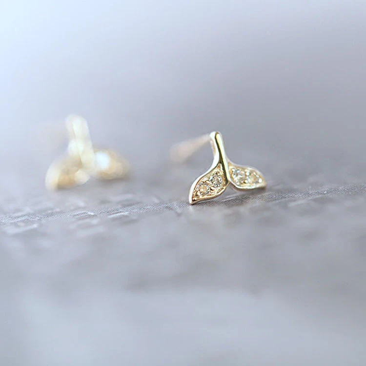 Pendientes de tuerca S925 chapados en oro de 14K, elegancia diaria. Joyería de plata esterlina para mujeres que buscan brillo y sofisticación. — foto 2