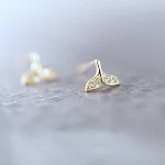 Pendientes de tuerca S925 chapados en oro de 14K, elegancia diaria. Joyería de plata esterlina para mujeres que buscan brillo y sofisticación. — foto 2