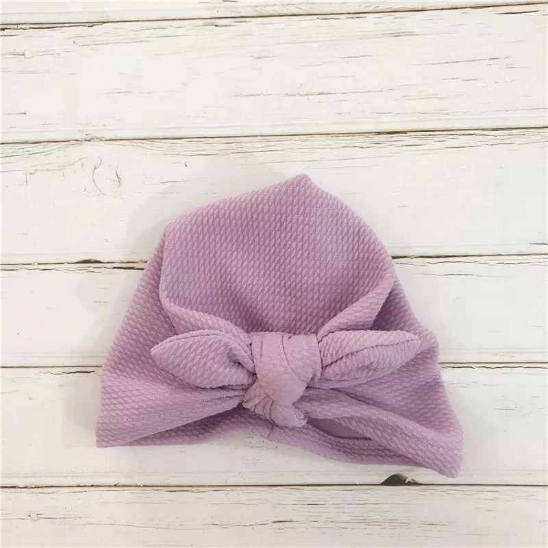 Chapéu de bebê com laço, ideal para recém-nascidos. Perfeito para fotos, protege do sol e frio. Um acessório fofo, confortável e charmoso. — foto 7