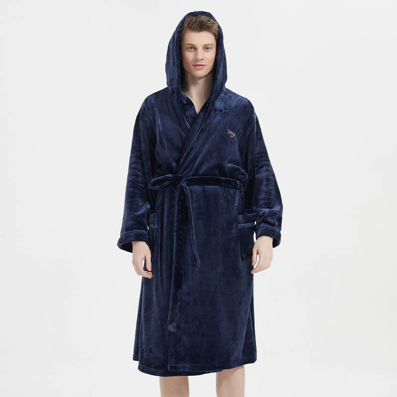 Marineblauwe Flanellen Nachtjapon voor Heren Ervaar Zacht Comfort en Warmte Ideaal voor ontspannen avonden en rustige nachten thuis. — foto 4